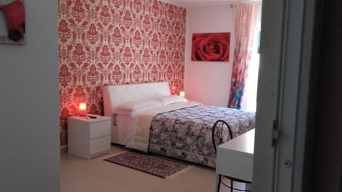 Bed, Photo of the whole room, Garden view
