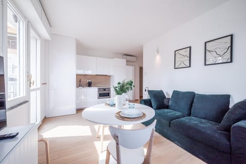 Kitchen or kitchenette, Living room, Seating area, Dining area, stove