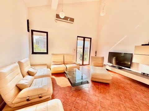 Communal lounge/ TV room, TV and multimedia, Living room, Evening entertainment, air conditioner