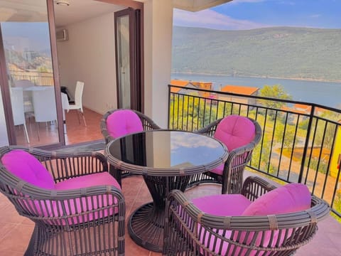 Natural landscape, View (from property/room), Balcony/Terrace, Living room, Dining area, Sea view