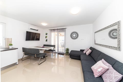 TV and multimedia, Living room, Seating area, Dining area, Evening entertainment, air conditioner