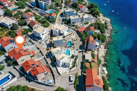 Facade/entrance, Bird's eye view