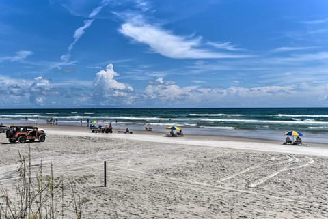 Beachfront Studio Walk to Daytona Fun! Apartment in Daytona Beach Shores