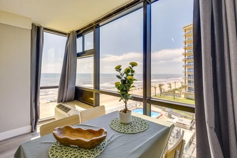 Beachfront Studio Walk to Daytona Fun! Apartment in Daytona Beach Shores