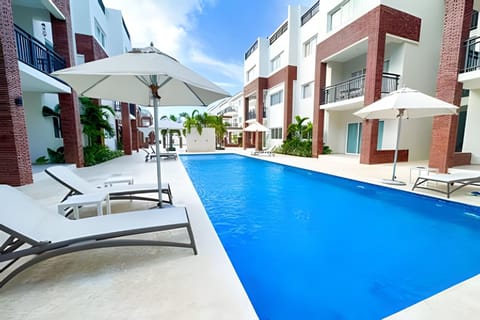 Property building, Patio, Day, Pool view, Swimming pool, sunbed