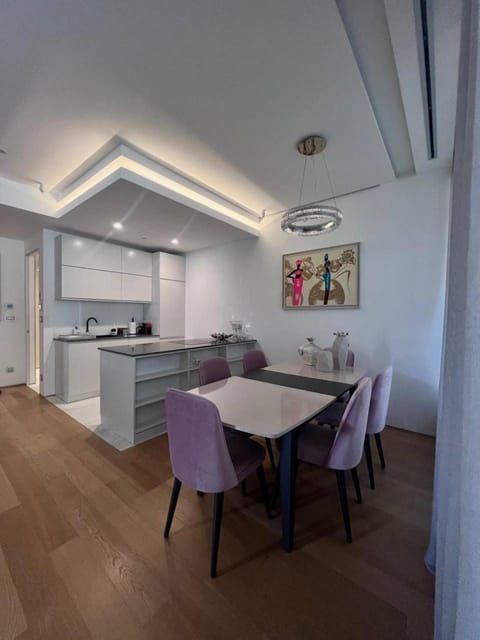 Kitchen or kitchenette, Dining area, minibar, stove