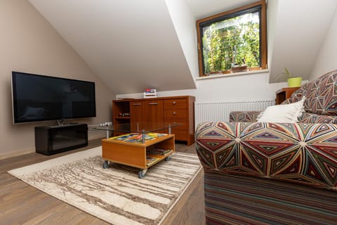 TV and multimedia, Living room, Photo of the whole room, Seating area, Evening entertainment