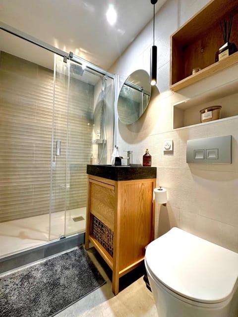 Shower, Toilet, towels