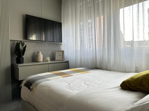 Bed, TV and multimedia, Photo of the whole room, Bedroom