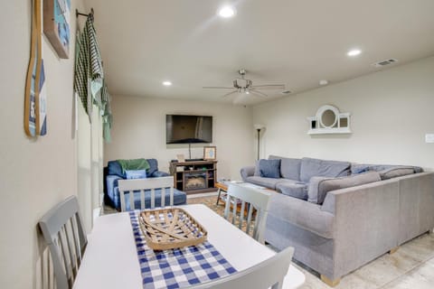 Waterfront Lake Bridgeport Home with Private Dock House in Texas