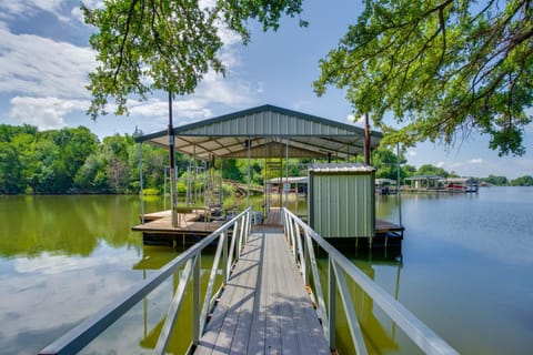Waterfront Lake Bridgeport Home with Private Dock House in Texas