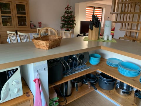 Coffee/tea facilities, Kitchen or kitchenette, Dining area