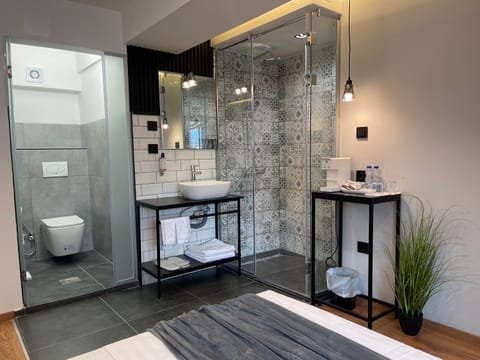 Shower, Toilet, Bathroom, towels