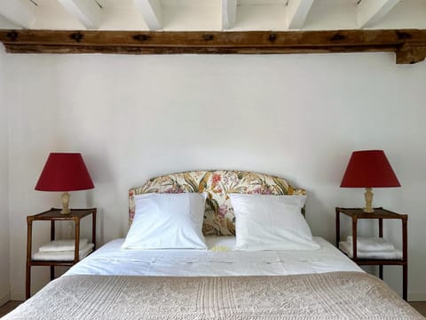 Bed, Decorative detail, Bedroom