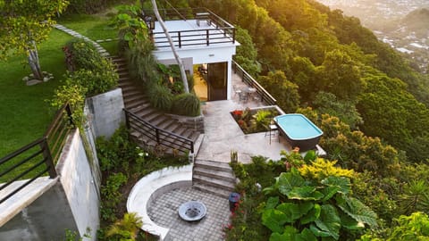 Property building, Garden, Balcony/Terrace, Pool view, Swimming pool, fireplace