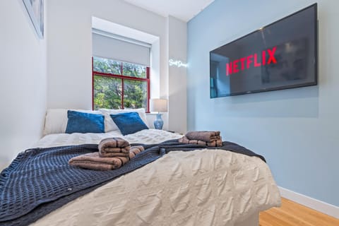 Bed, TV and multimedia, Photo of the whole room, Bedroom, towels