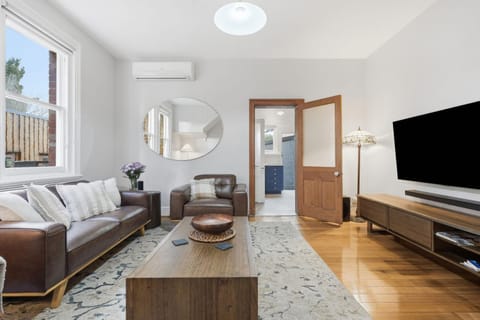 TV and multimedia, Living room, Seating area, Evening entertainment, air conditioner