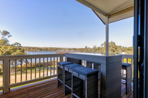 View (from property/room), Balcony/Terrace, Dining area