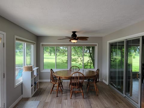 Game Room, Dining area