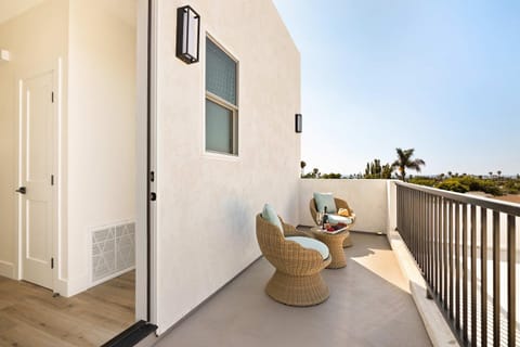 Coastal Ocean Beach Compound Escape House in Ocean Beach