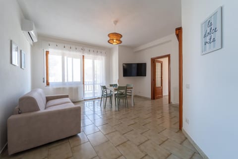 Communal lounge/ TV room, TV and multimedia, Living room, Seating area, Evening entertainment