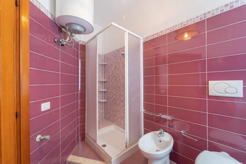 Shower, Toilet, Bathroom, bidet, towels