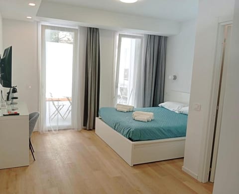 Bed, TV and multimedia, Bedroom