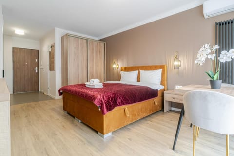 Communal lounge/ TV room, Bed, Living room, towels, wardrobe