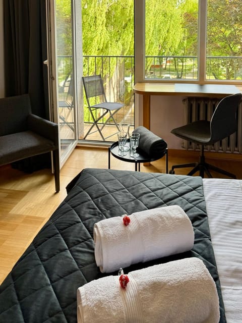 Bed, View (from property/room), Balcony/Terrace, Bedroom, furniture, towels