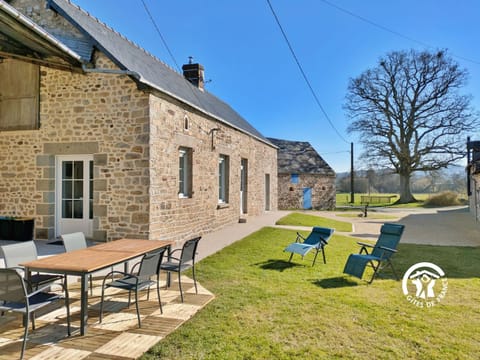 Property building, Patio, Dining area, sunbed