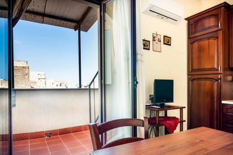 Communal lounge/ TV room, TV and multimedia, Dining area, air conditioner
