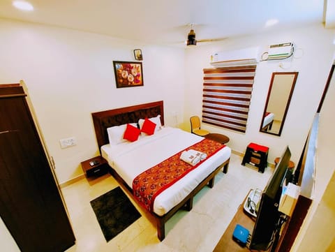 Photo of the whole room, Bedroom