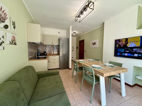 Communal lounge/ TV room, TV and multimedia, Kitchen or kitchenette, Living room, Dining area, oven, stove