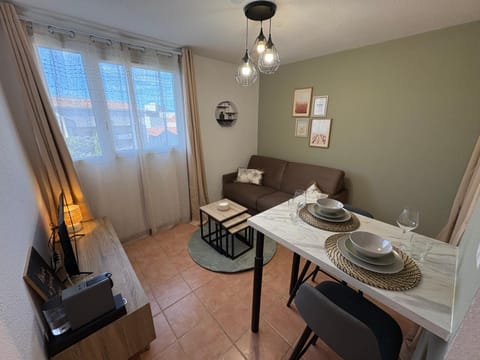 Living room, Dining area