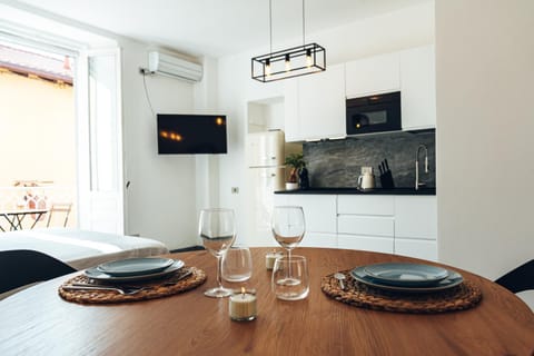 TV and multimedia, Kitchen or kitchenette, Dining area, Evening entertainment, air conditioner