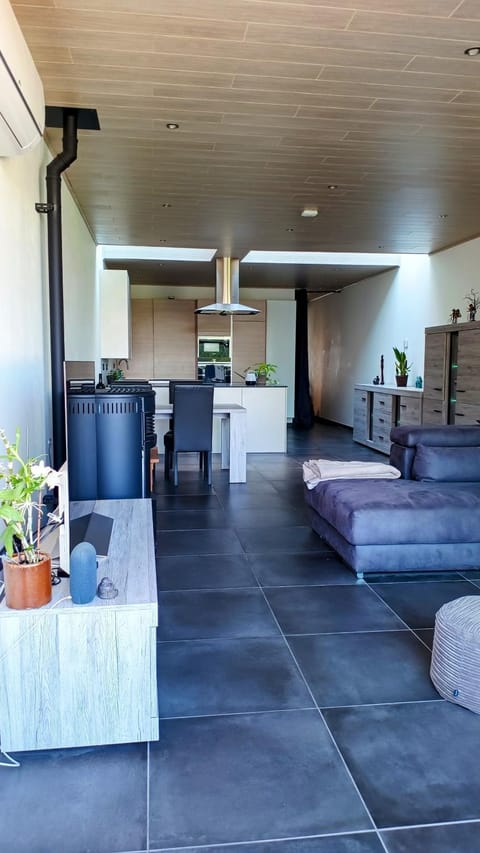 Seating area, internet