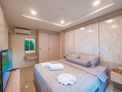 Bed, TV and multimedia, Bedroom
