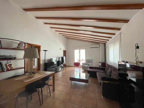 TV and multimedia, Living room, Seating area, Dining area
