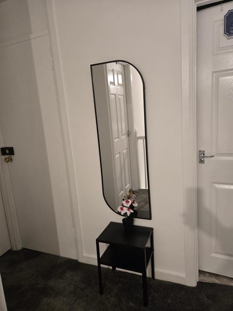 Conyngham Villa, Luxury Detached House, 6 Beds, 4BR,Large garden, Parking - Sleeps 8 Apartment in Northampton