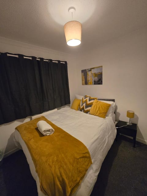 Conyngham Villa, Luxury Detached House, 6 Beds, 4BR,Large garden, Parking - Sleeps 8 Apartment in Northampton