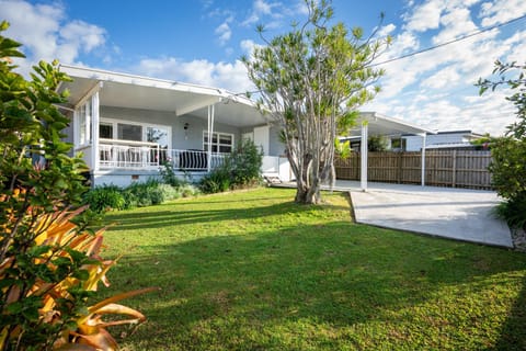 Property building, Patio, Natural landscape, Garden, Garden, Garden view, Parking