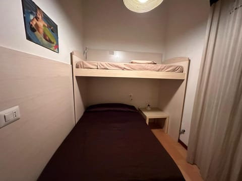 Bedroom, bunk bed