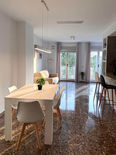 TV and multimedia, Kitchen or kitchenette, Living room, Seating area, Dining area
