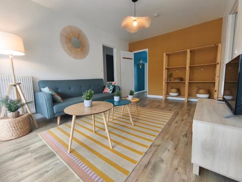 TV and multimedia, Living room, Seating area, wardrobe