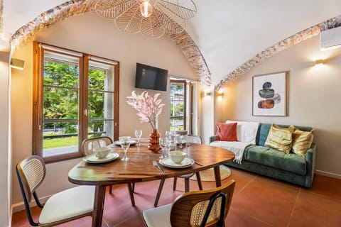 Communal lounge/ TV room, TV and multimedia, Living room, Dining area
