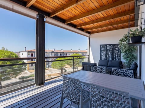 View (from property/room), Balcony/Terrace, Dining area
