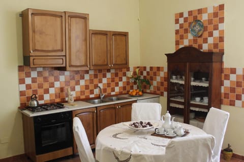 Kitchen or kitchenette, Dining area, stove