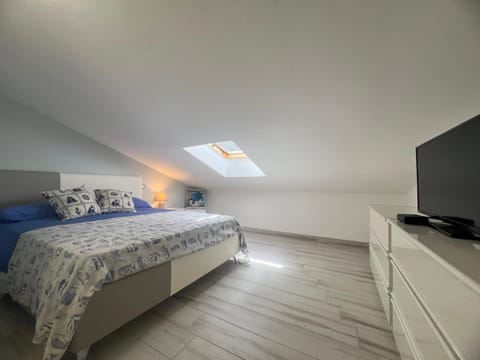 Bed, TV and multimedia, Bedroom