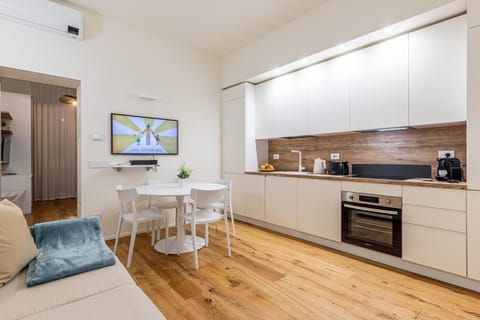 TV and multimedia, Coffee/tea facilities, Kitchen or kitchenette, Living room, Seating area, Dining area, dishwasher, oven, stove, toaster