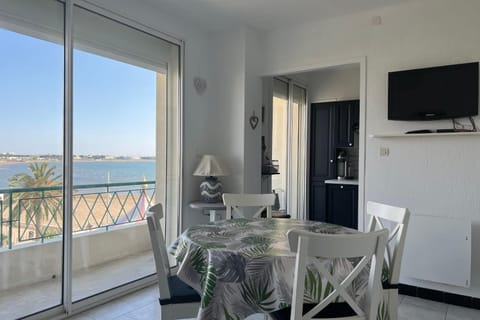 Natural landscape, TV and multimedia, View (from property/room), Balcony/Terrace, Living room, Seating area, Dining area, Sea view